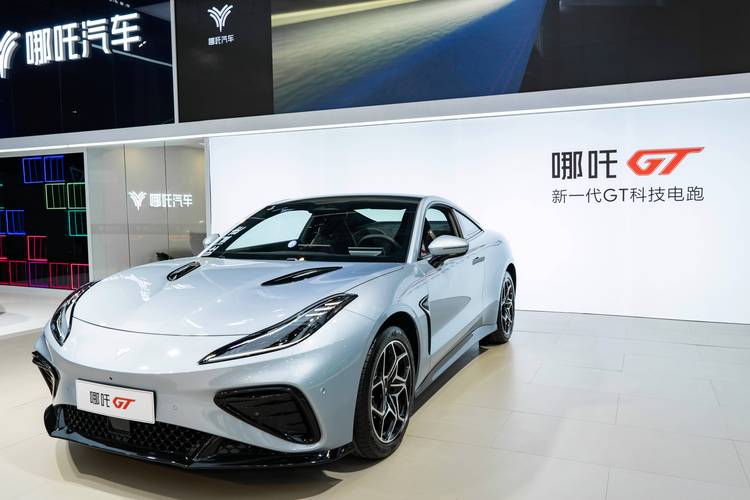 惠州292哪吒汽车在智能汽车领域的表现，领途汽车在新能源汽车市场中的影响力